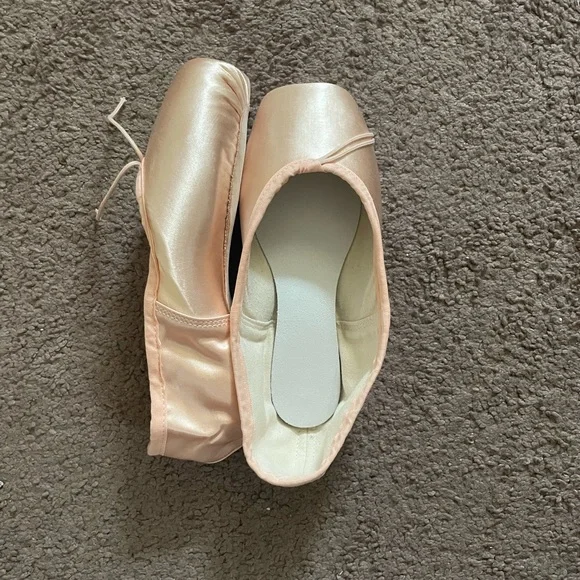Never worn Suffolk Stellar pointe shoes